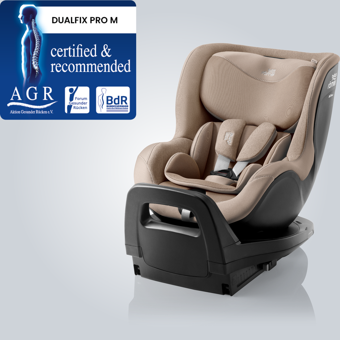 DUALFIX PRO M in Teak, een 360&deg; draaibare peuterautostoel met verstelbare hoofdsteun en harnassysteem, weergegeven in schuin vooraanzicht met het Aktion Gesunder R&uuml;cken e.V. &ldquo;Tested & Recommended&rdquo;-keurmerk.