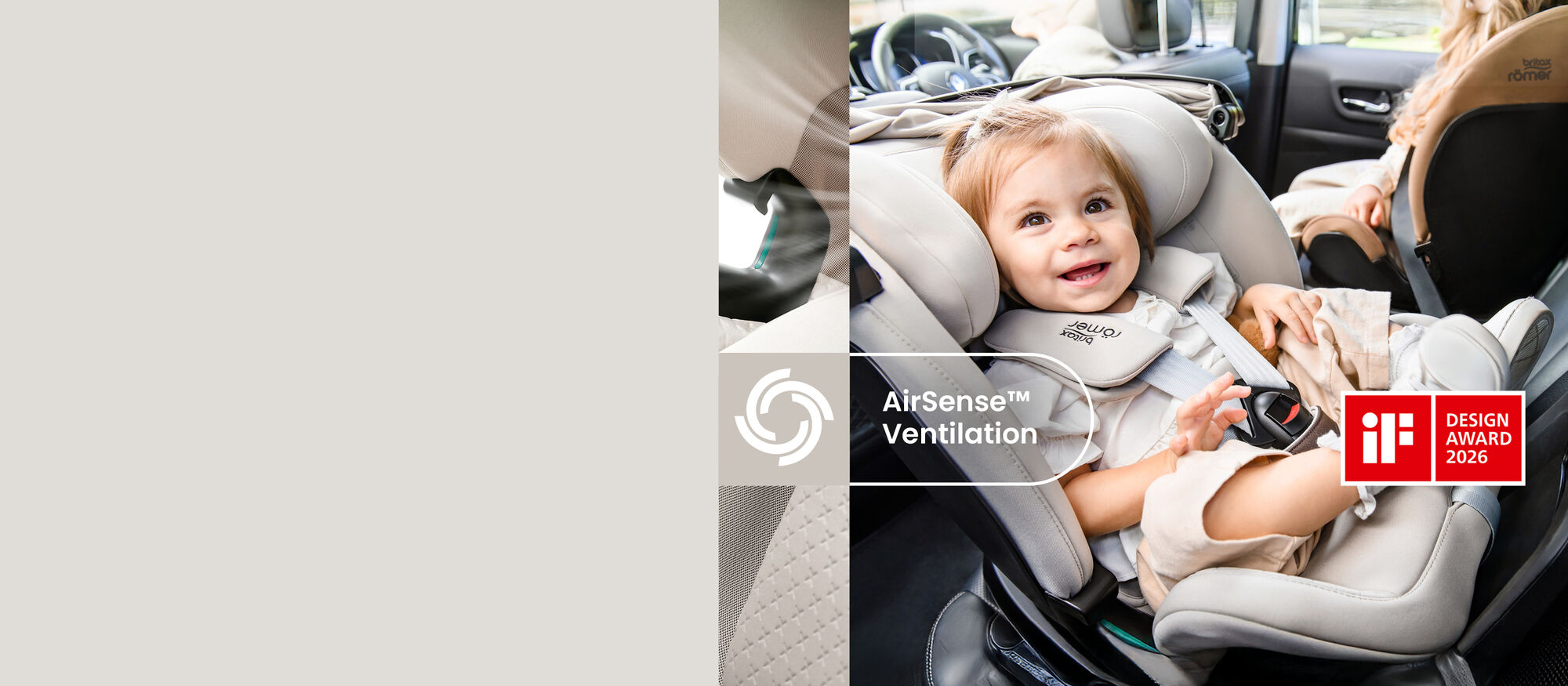 Peuter vastgezet in Britax R&ouml;mer SWIVEL-GROW MAX AIR autostoel in een auto, met AirSense&trade;-ventilatiedetails en iF Design Award 2026-badge.