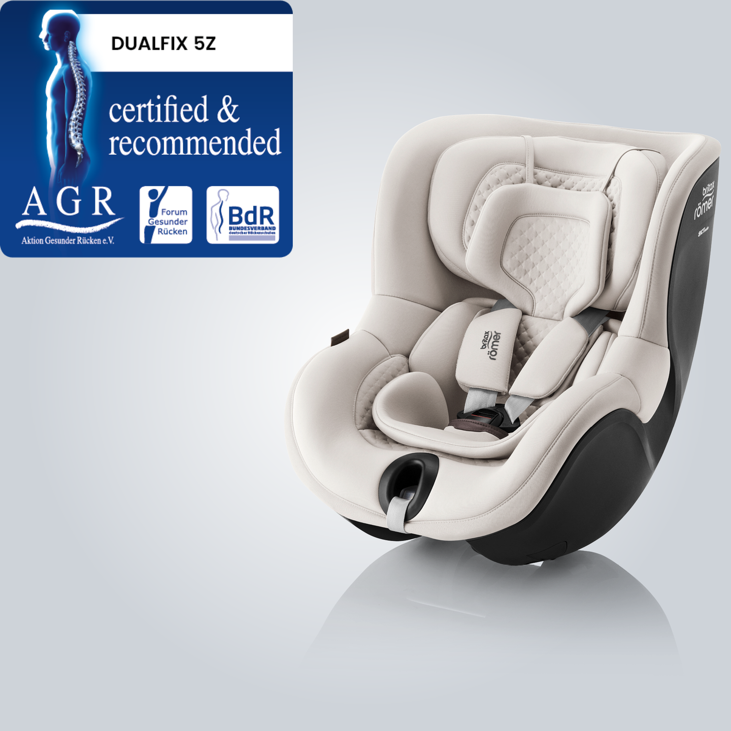 DUALFIX 5Z, een 360&deg; draaibare peuterautostoel, weergegeven in voorwaarts gerichte positie met het Aktion Gesunder R&uuml;cken e.V. &ldquo;Tested & Recommended&rdquo;-keurmerk.