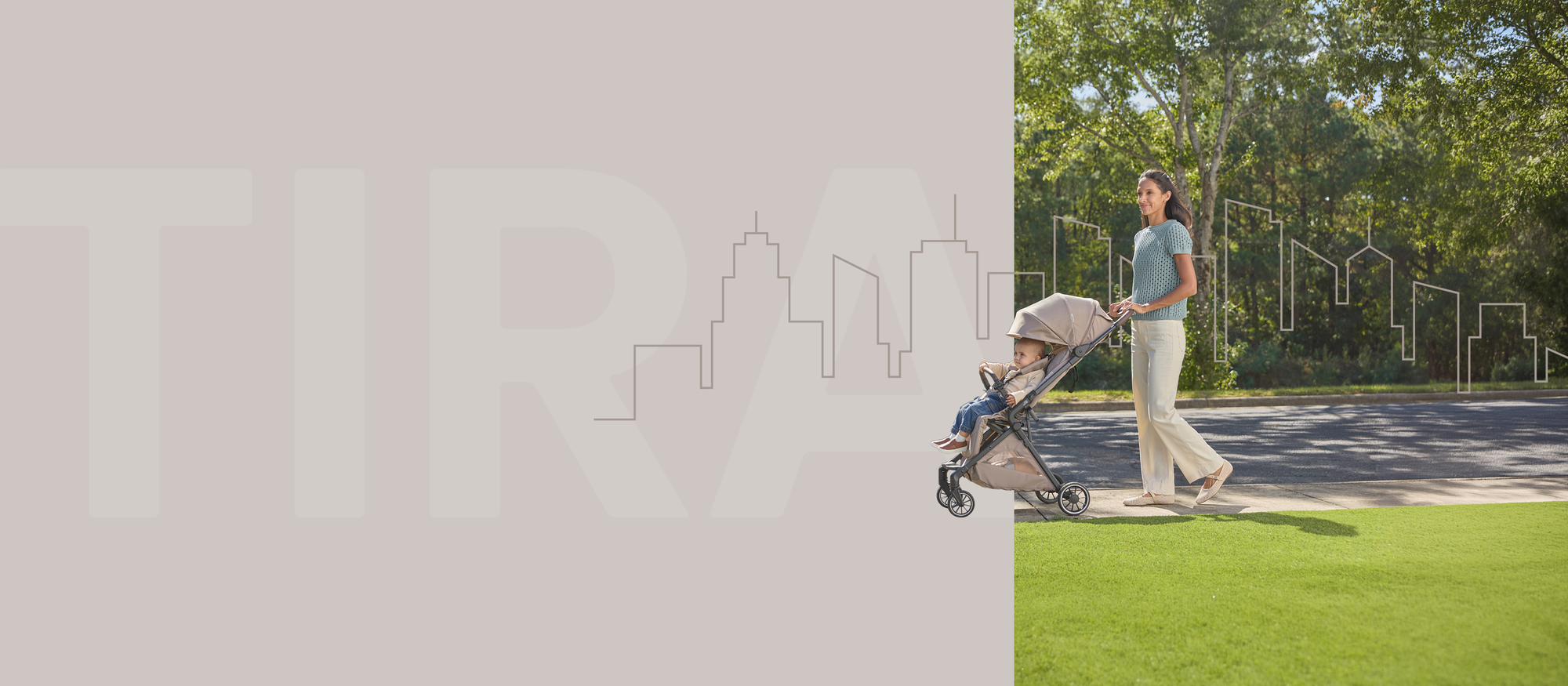 Moeder duwt de Britax R&ouml;mer TIRA kinderwagen buiten, met een peuter zittend in de compacte wagen op een verhard pad in het groen.