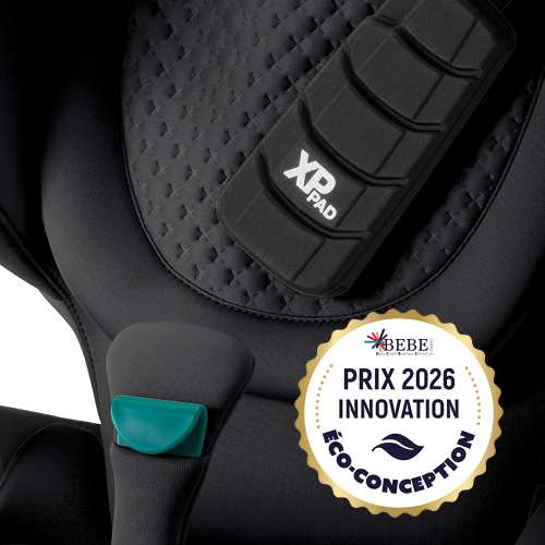 Close-up van de Britax R&ouml;mer KIDFIX PRO autostoel met hoge rugleuning, met het Eco-Design Innovation 2026 Award-logo en de kenmerkende 3D-sterren van de LUX-collectie.